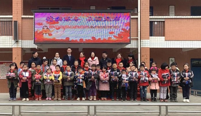 善行天下 爱不落幕丨开林集团向重庆市潼南区龙形小学捐赠爱心校服
