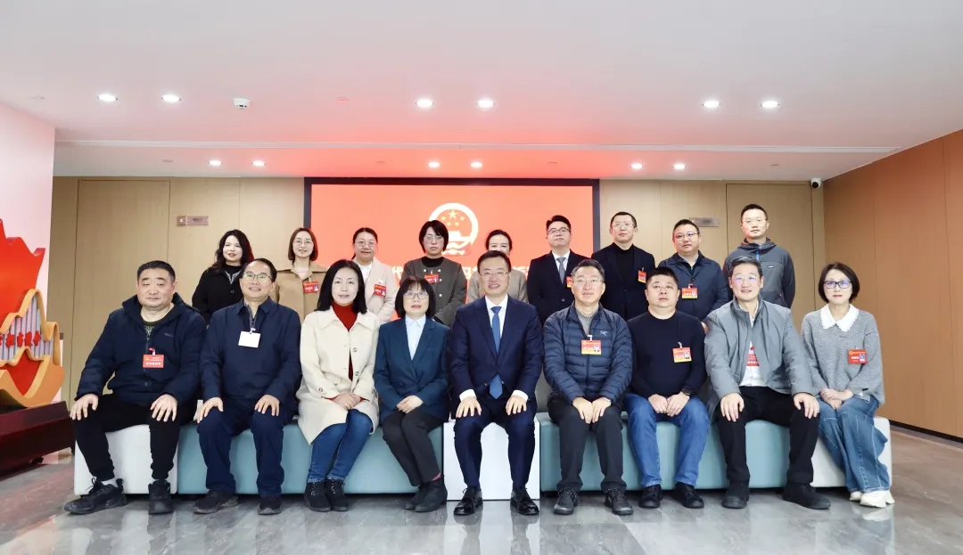 近距离聆听两会声音 渝中区人大代表集中学习全国两会精神